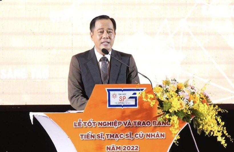 GS.TS Huỳnh Văn Sơn phát biểu tại lễ trao bằng tốt nghiêp, sáng 17/7.
