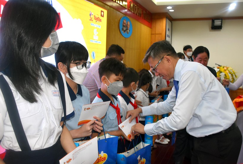 Ông Dương Trí Dũng - Phó Giám đốc Sở GD&ĐT TPHCM trao tặng học bổng cho các em học sinh.