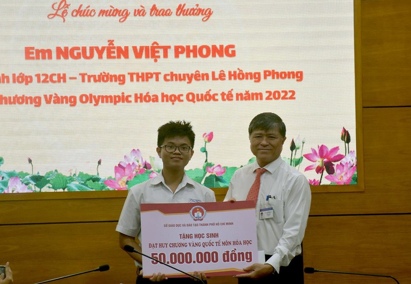  Ông Nguyễn Văn Hiếu - Giám đốc Sở GD&ĐT TPHCM (phải) trao khen thưởng cho em Nguyễn Việt Phong.