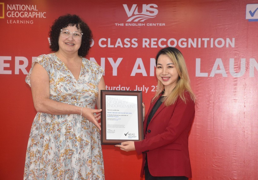 Đại diện NEAS trao chứng nhận cho đại diện VUS - Giám đốc điều hành Quách Nguyễn Kim Hằng (phải).
