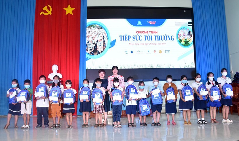 Nhà báo Dương Thanh Hương (Phó Tổng Biên tập Báo GD&TĐ) và bà Nguyễn Thị Bạch Vân (Giám đốc Sở GD&ĐT tỉnh Trà Vinh) trao quà,học bổng cho các em HS.