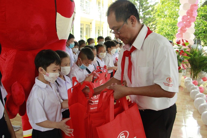 Lãnh đạo Tập đoàn Super Energy trao quà, học bổng cho học sinh Trường Tiểu học Lộc Tấn.