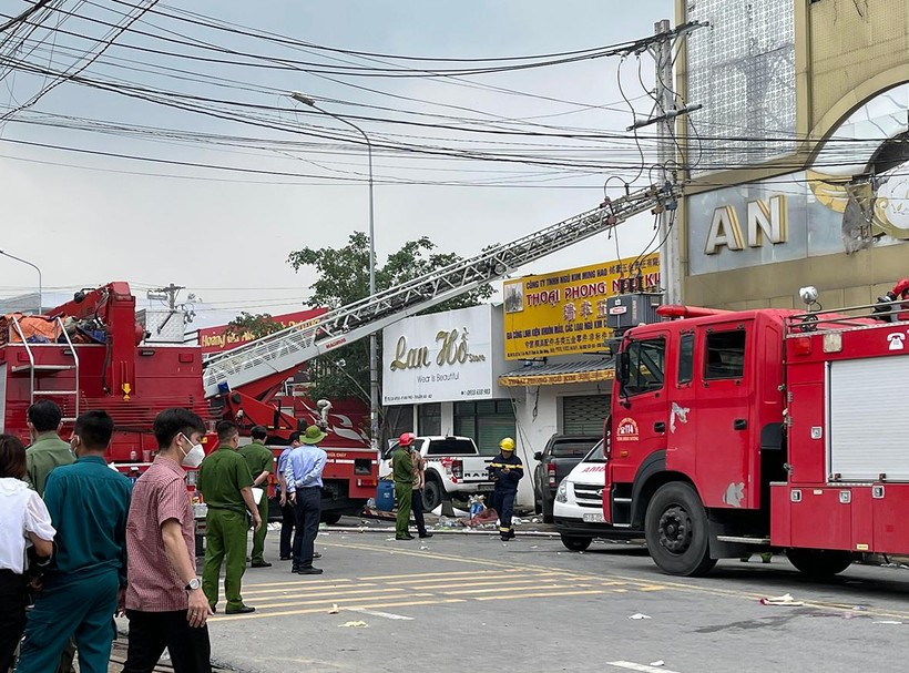 Lực lượng chức năng đang làm việc tại hiện trường vụ cháy quán karaoke ở TP Thuận An, Bình Dương.