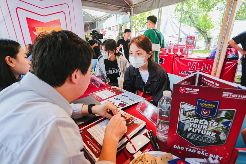 Trường Đại học Văn Lang tư vấn tuyển sinh 2022 cho học sinh.