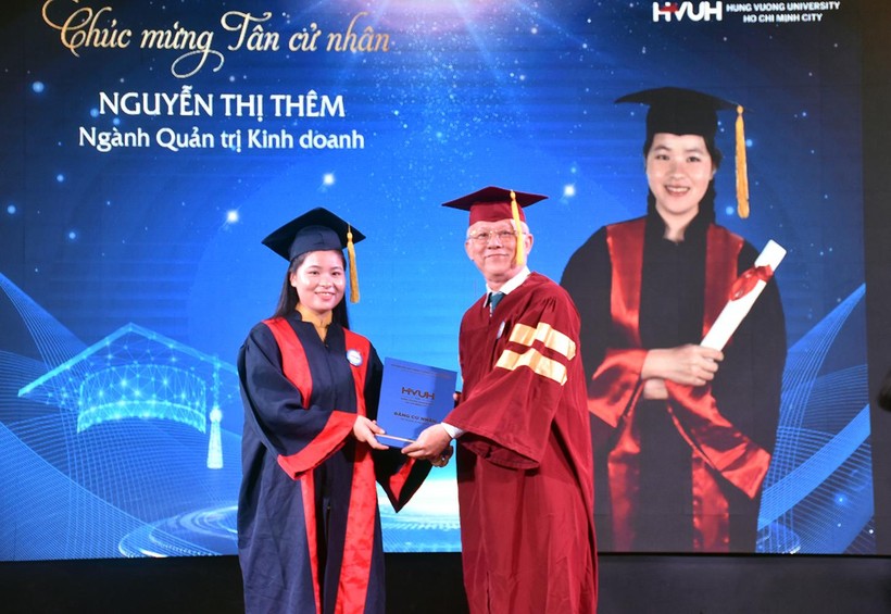 Đại diện Trường ĐH Hùng Vương TPHCM trao bằng tốt nghiệp ĐH cho sinh viên.