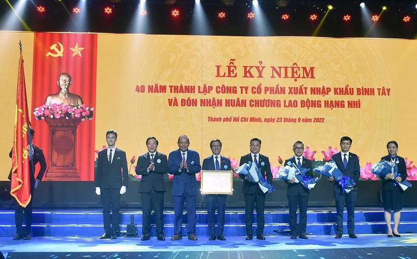Ông Trương Hòa Bình (nguyên Phó Thủ tướng thường trực Chính phủ) và đại diện lãnh đạo tỉnh Long An trao Huân chương Lao động hạng Nhì của Chủ tịch nước cho tập thể lãnh đạo BITEX.