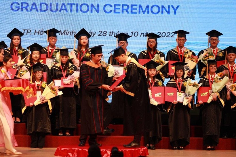 Tiến sĩ Võ Hoàng Duy trao bằng tốt nghiệp cho các tân khoa.