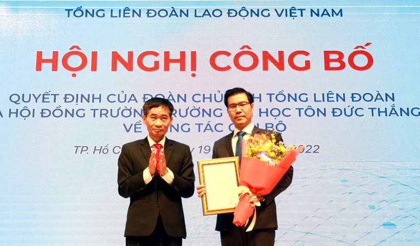 Ông Trần Văn Thuật, Phó Chủ tịch Tổng Liên đoàn Lao động Việt Nam trao quyết định công nhận hiệu trưởng cho tiến sĩ Trần Trọng Đạo.