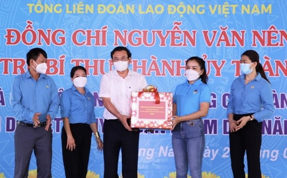Bí thư Thành ủy TP Hồ Chí Minh Nguyễn Văn Nên tặng quà cho công nhân công ty Pouchen (Đồng Nai). 