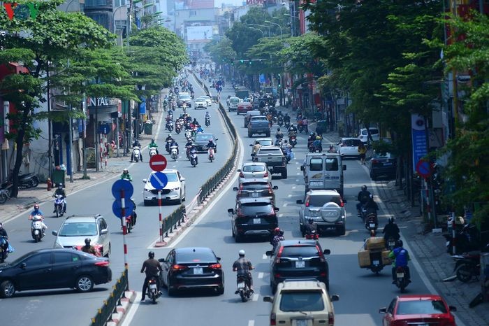 Đường phố Hà Nội đông nghịt người trong ngày thứ 15 cách ly xã hội