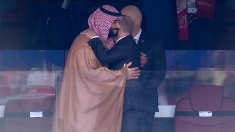 Tổng thống Putin bắt tay và ôm Hoàng tử Ả rập Saudi sau chiến thắng đầu tiên của đội tuyển Nga