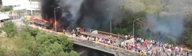 Venezuela nói về những chiếc xe tải bị đốt cháy ở biên giới