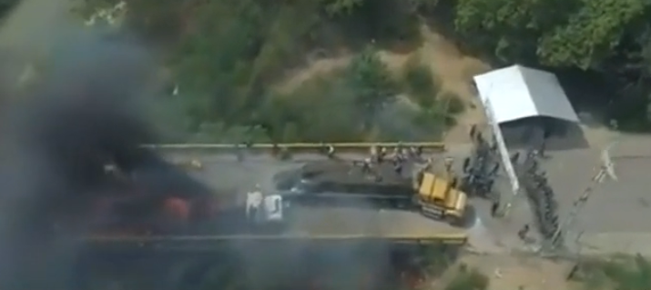 Hình ảnh chiếc xe tải viện trợ nhân đạo bị bốc cháy.