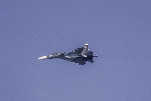 Máy bay chiến đấu Su-30SM của Nga theo sát các tàu chiến NATO trên Biển Đen