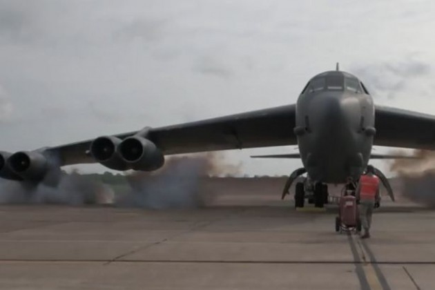 Video: Máy bay ném bom B-52 của Mỹ được khởi động bằng... thuốc nổ