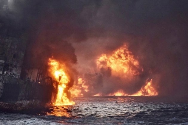 Hình ảnh đám lửa tàu chở dầu bị cháy ở Vịnh Ba Tư.