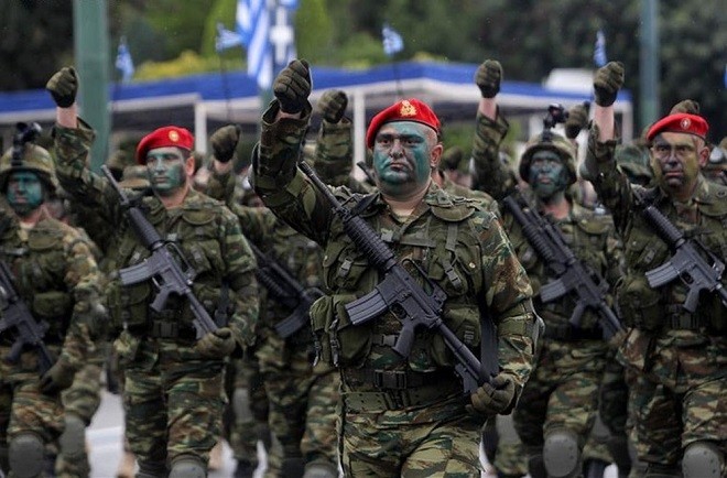 Quân đội Hy Lạp trong một cuộc duyệt binh.