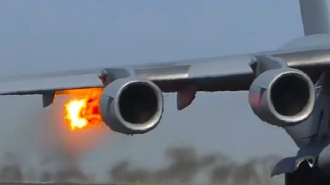 Máy bay ném bom B-52 của Mỹ bất ngờ bốc cháy