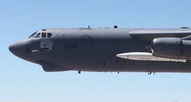 Tên lửa siêu âm mới của Mỹ được gắn dưới cánh bên trái của máy bay B-52H.