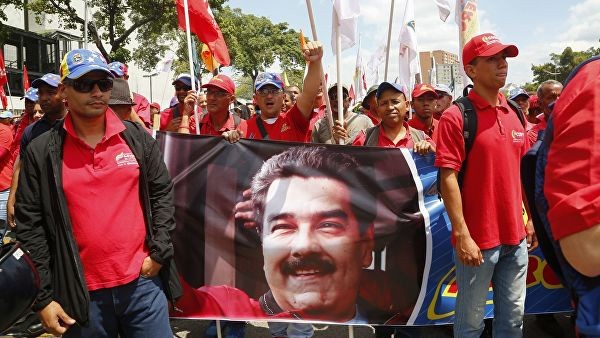 Những người tham gia cuộc biểu tình ủng hộ tổng thống Nicolas Maduro ở Caracas.
