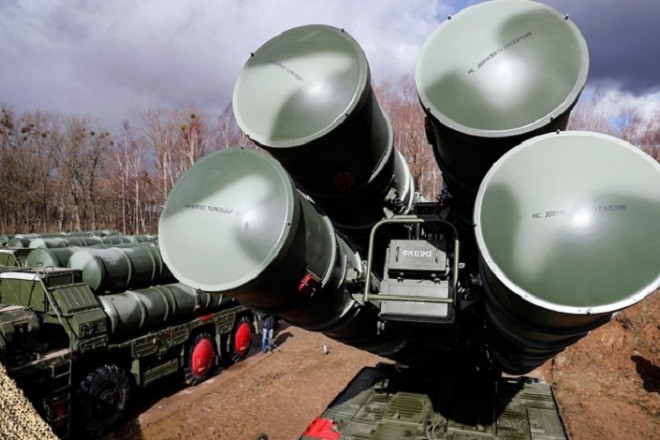 Hệ thống tên lửa phòng không S-400 Triump của Nga.
