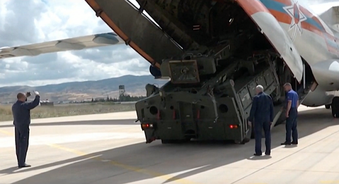 Tổ hợp phòng không S-400 được vận chuyển tới Thổ Nhĩ Kỳ.