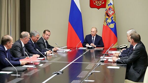 Tổng thống Nga Vladimir Putin và Thủ tướng Nga Dmitry Medvedev tại cuộc họp với các thành viên thường trực của Hội đồng Bảo an Nga.
