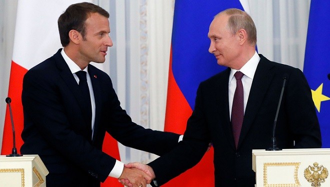 Tổng thống Pháp (trái) và Tổng thống Nga (phải).
