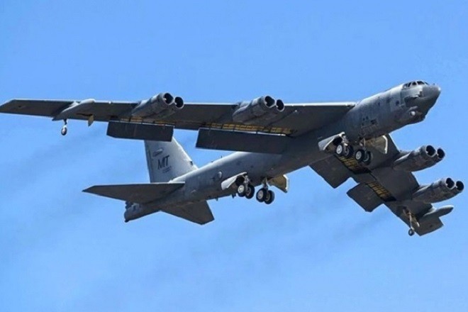 Máy bay ném bom B-52 của Mỹ gặp sự cố trên không phận Anh