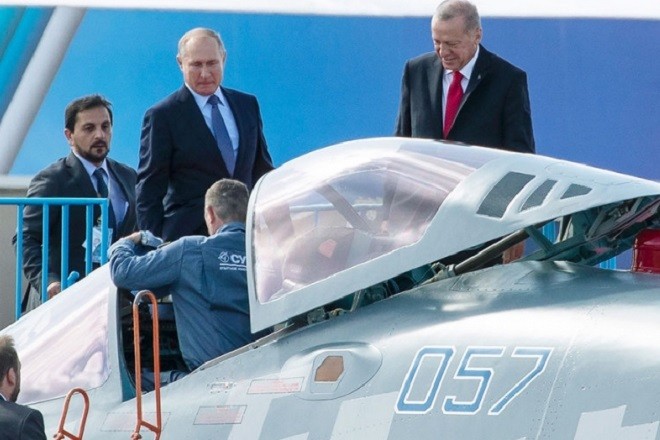 Hai nhà lãnh đạo Nga và Thổ Nhĩ Kỳ xem xét máy bay chiến đấu Su-57 tại triển lãm hàng không quốc tế MAKS-2019.