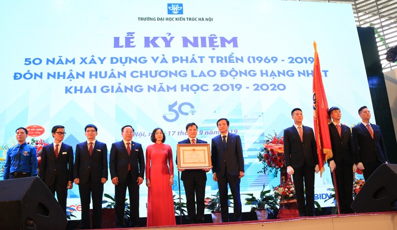 Trường ĐH Kiến trúc Hà Nội đón nhận Huân chương Lao động hạng Nhất