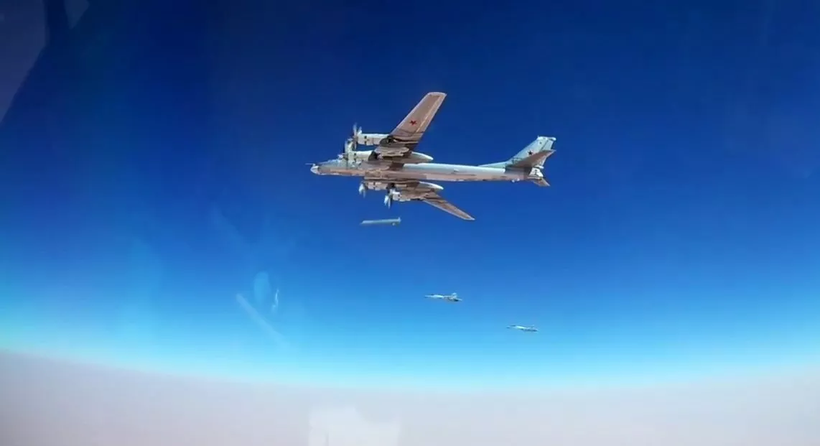 Máy bay mang tên lửa chiến lược Tu-95MS trong cuộc tấn công vào các cơ sở của IS ở biên giới các tỉnh Hama và Homs ở Syria
