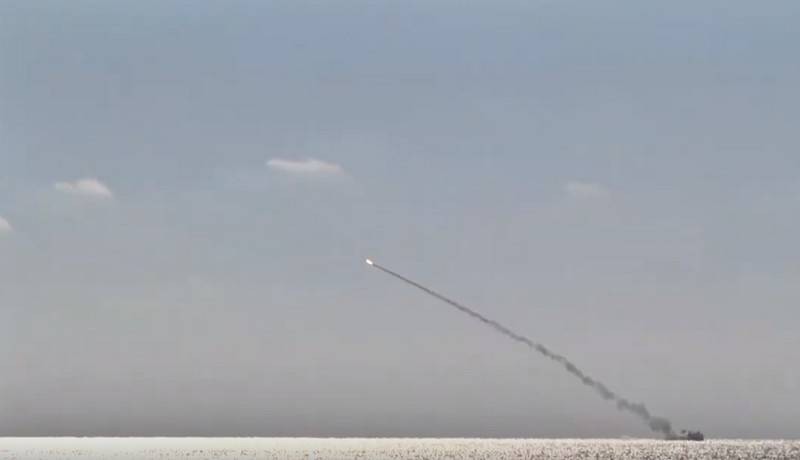  Tàu ngầm Kolpino phóng tên lửa Calibr từ dưới nước.