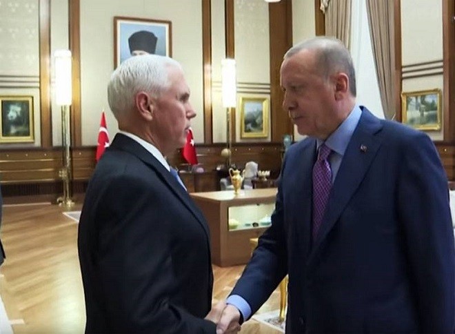 Cuộc gặp giữa Mỹ và Thổ Nhĩ Kỳ diễn ra trong không khí căng thẳng. Phó Tổng thống Mike Pence (trái),  Tổng thống Thổ Nhĩ Kỳ Tayyip Erdogan (phải). 