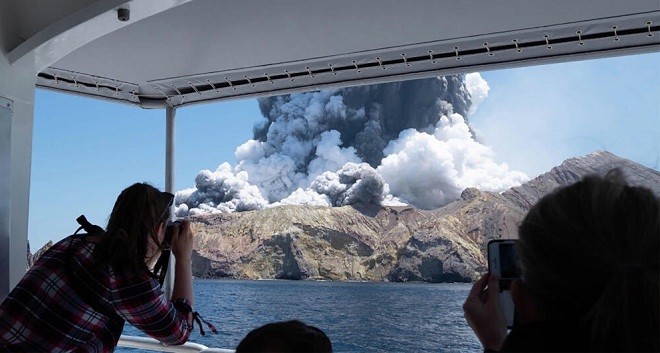 Núi lửa phun trào trên đảo White Island ở New Zealand.