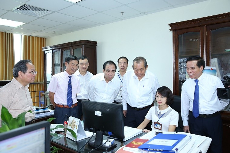 Phó Thủ tướng Trương Hòa Bình kiểm tra công tác CCHC tại Cục Thuế tỉnh Tuyên Quang. Ảnh: VGP