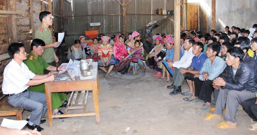 Công an huyện Đắk Glong tuyên truyền cho người dân về các âm mưu, thủ đoạn buôn bán người. Ảnh: Báo Đăk Nông