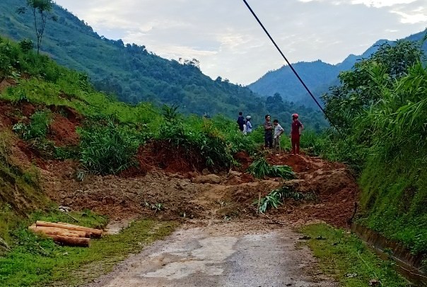 Đất sạt lở cắt đứt tỉnh lộ 153 Lào Cai . Ảnh Quốc Dũng