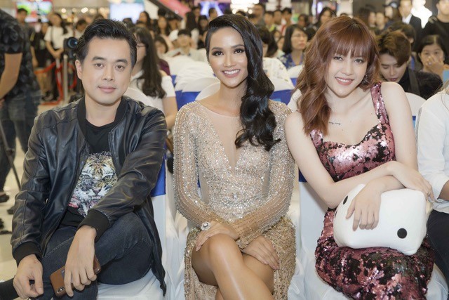 Hoa hậu H’Hen Niê bất ngờ xuất hiện với mái tóc dài nữ tính.