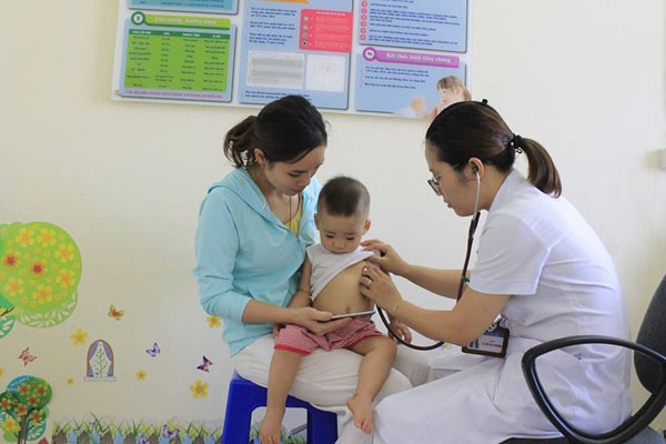 Trẻ khám bệnh nghi sởi tại Bệnh viện E. Ảnh: VGP