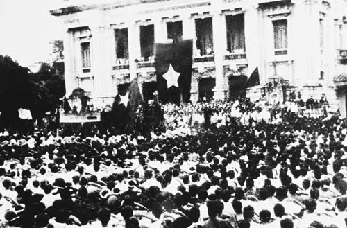 Cuộc mít-tinh phát động khởi nghĩa giành chính quyền do Mặt trận Việt Minh tổ chức tại Nhà hát Lớn Hà Nội ngày 19/8/1945. (Ảnh tư liệu)