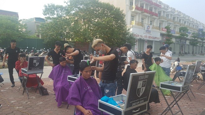 Tiệm cắt tóc miễn phí trên vỉa hè đường Tố Hữu - Hà Đông