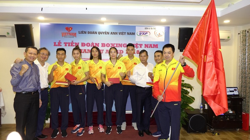 Các võ sĩ thể hiện quyết tâm trong buổi Lễ tiễn đoàn thể thao Boxing Việt Nam tham dự Đại hội thể thao Châu Á - Asiad 2018