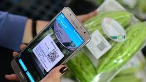 Người tiêu dùng tại Hà Nội có thể sử dụng ứng dụng trên điện thoại thông minh quét mã QR code trên thực phẩm để truy xuất nguồn gốc. Ảnh: UBND TP. Hà Nội.