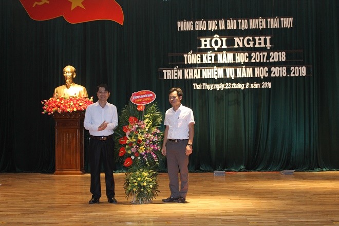 Đồng chí Hoàng Văn Thiệp – Phó giám đốc Sở GD&ĐT tặng hoa Hội nghị