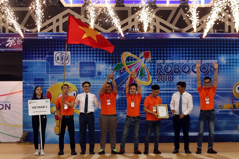Phó Thủ tướng Vũ Đức Đam trao chức vô địch ABU Robocon 2018 cho đội tuyển Việt Nam 2. Ảnh: VGP