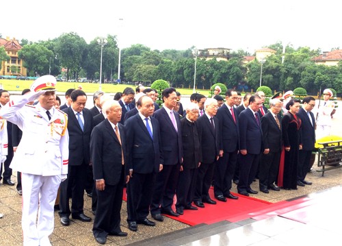 Các đồng chí lãnh đạo Đảng, Nhà nước viếng Chủ tịch Hồ Chí Minh - Ảnh: VGP