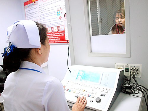 Đo thính lực cho bệnh nhân tại BVĐK Đồng Nai