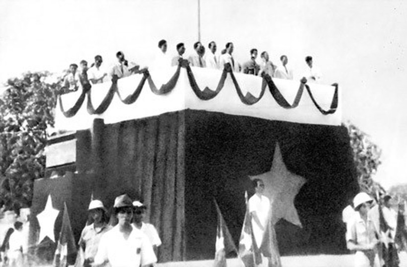 Ngày 2-9-1945, tại Quảng trường Ba Đình, Chủ tịch Hồ Chí Minh đọc Tuyên ngôn Độc lập khai sinh nước Việt Nam Dân chủ Cộng hòa. Ảnh tư liệu