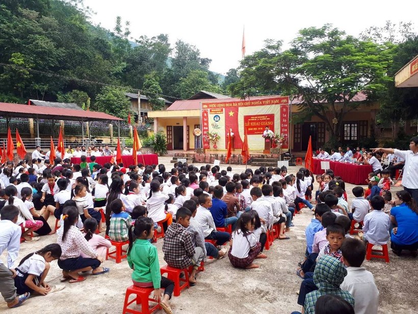 Buổi lễ khai giảng muộn ba cấp học ở xã Mường Chanh (Mường Lát).